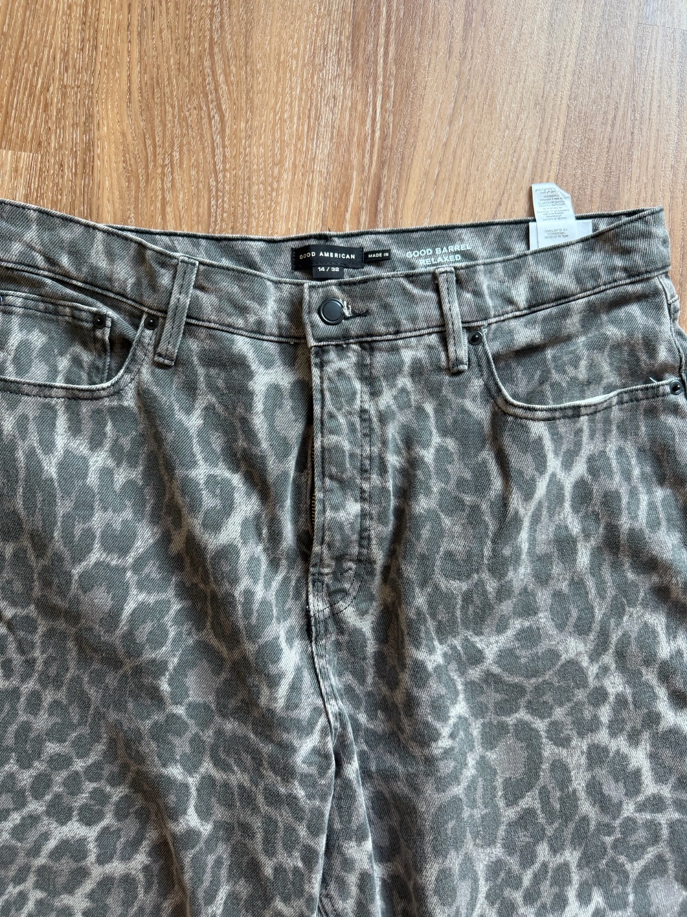 Good American Good Barrel Relaxed Grey Leopard Jeans - Picture 7 of 10